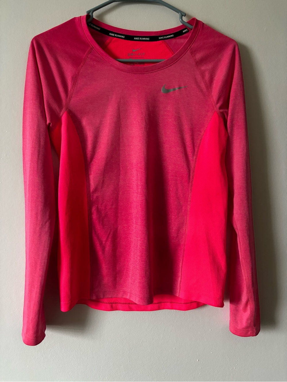 Nike Women’s Long-Sleeve Running Top — Hot Pink